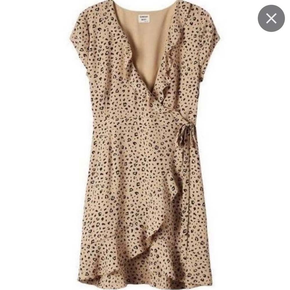 Aritizia wrap dress. Gently worn, in great condition. Size 6